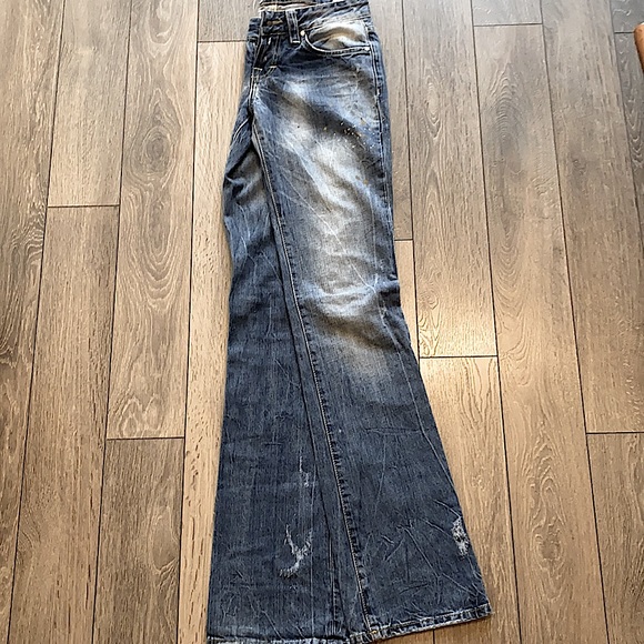 Woman’s ZARA Distressed Light Wash Jeans - Picture 9 of 10